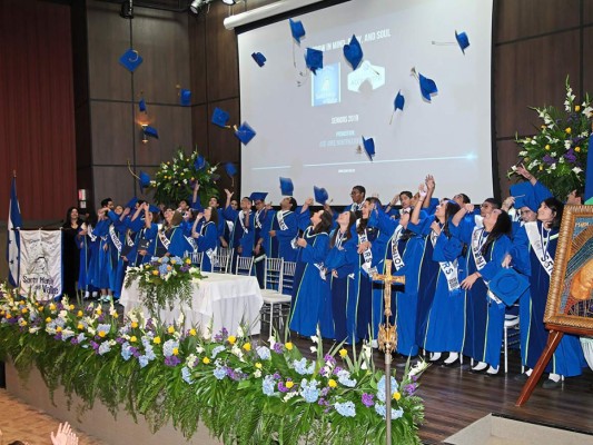 La generación 2019 de la Escuela Bilingüe Santa María del Valle, celebró por el final de la secundaria. Foto:Jorge González
