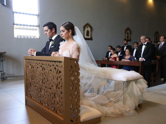 Adriana Corrales y Xavier Lacayo se juraron amor eterno ante Dios (fotos: Hector Hernández)