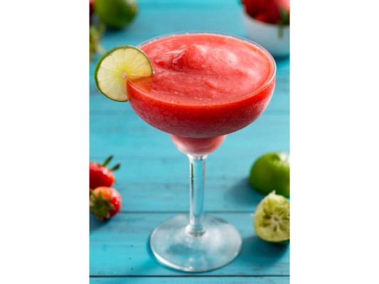 2. FRESAS. Las grandes favoritas en los cocteles de siempre. Desde un clásico frozen strawberry daiquiri, con fresas maduras, ron, un toque de lima y mucho hielo, hasta un fabuloso strawberry gin con fresas en rodajas, ginebra y un twist de azúcar glass.<br/>