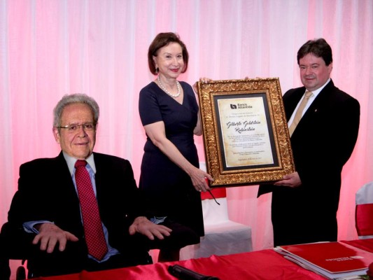 Gilberto y Alice Goldstein reciben el Premio Legado de Excelencia de manos del presidente Ejecutivo de Banco Atlántida Guillermo Bueso