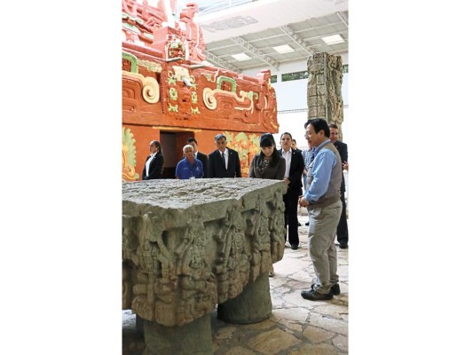 Recorrido de la princesa Mako por el Museo de la Escultura en Copán Recorrido de la princesa Mako por el Museo de la Escultura en Copán
