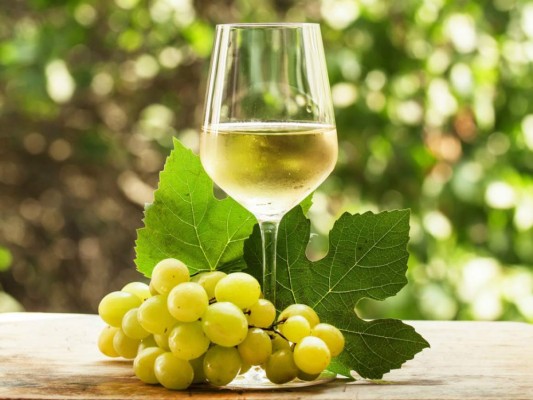Vino blanco. El aporte calórico del vino blanco es un poco más bajo que el del vino tinto.El vino blanco tiene menos propiedades que las que se le atribuyen a otras variedades de vino y cuenta solamente con 70 calorías.