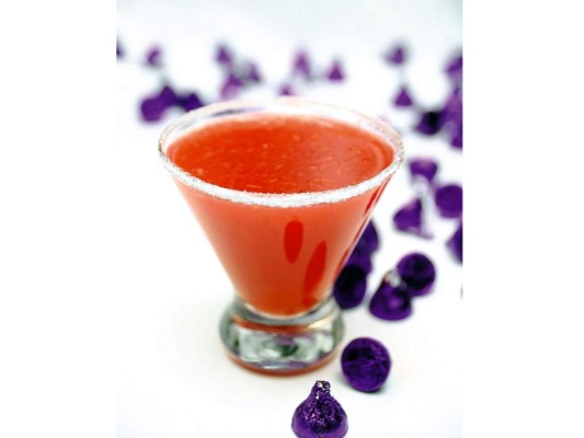 Sweet temptation. En una coctelera, mezcla bien una onza crema de cacao blanco, una onza de licor de avellanas y una onza de vodka. En una copa para Martini coloca un chocolate pequeño de tu preferencia, a modo de aceituna, y vierte el coctel.