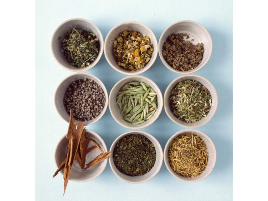 6.Té, té y más té. Las propuestas de sabores se han vuelto infinitas así que tomar té no te resultará nada difícil. “Para mantener la faringe caliente recomiendo el consumo frecuente de té a lo largo del día. Mantén siempre contigo un bote que mantenga el agua caliente por muchas horas y prepárate las bebidas al gusto. Una medida tanto preventiva como combativa”.<br/>
