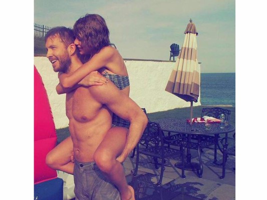 Taylor y Harris celebraron en marzo pasado su primer aniversario de noviazgo con unas vacaciones en la playa.