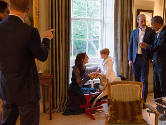 Presidente Barack Obama habla con el duque de Cambridge mientras Kate juega con el príncipe George.