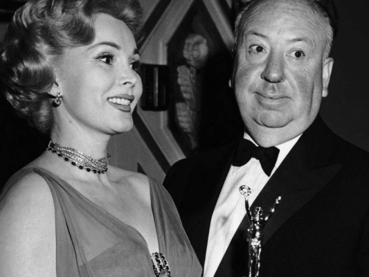 Alfred Hitchcock y Zsa Zsa Gabor, quien murió en diciembre pasado, en la ceremonia de 1958