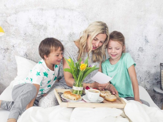 Desayuno a la cama<br/>¡Prepara tu delantal! Un desayuno sencillo puede traerle la sonrisa a tu madre en su día. Tú más que nadie conoce lo que le gusta, por lo que puedes comenzar con un sencillo plato de panqueques con café, o puedes optar por una opción más sofisticada como un huevo benedictino.