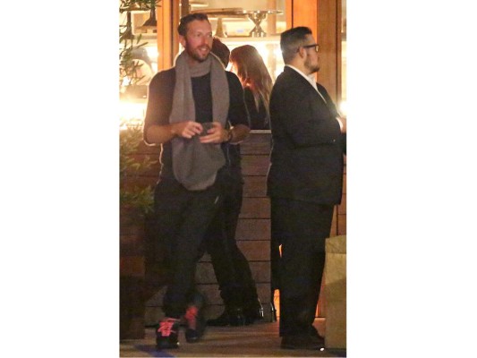 Chris Martin y Dakota Johnson captados por un paparazzi en Malibú, California Chris Martin y Dakota Johnson captados por un paparazzi en Malibú, California