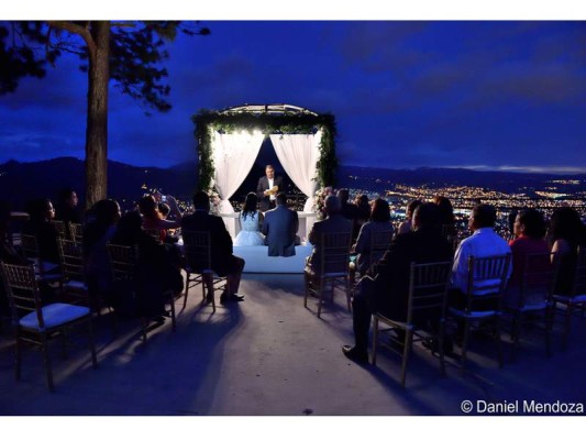 La ceremonia se realizó en el restaurante La Cumbre con la maravillosa vista de Tegucigalpa La ceremonia se realizó en el restaurante La Cumbre con la maravillosa vista de Tegucigalpa