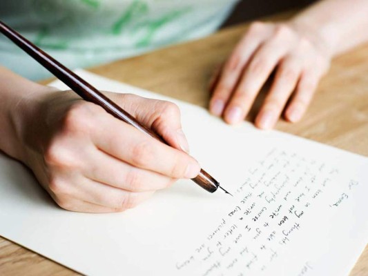 <br/>9. Escribe<br/>Déjate llevar e inspírate a escribir, deja que tu imaginación vuele. Escribe una novela, un cuento, tu autobiografía o si eres más romántico, escribe poemas.<br/>
