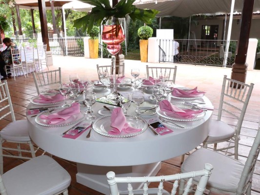 Mesas en absoluto blanco con decoración color rosa imperaron en el almuerzo