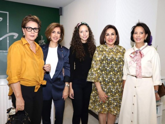 Ana María Durón, Titi Kafie, Nan Marinakys, Carolina Canahuati y Nan Marinakys