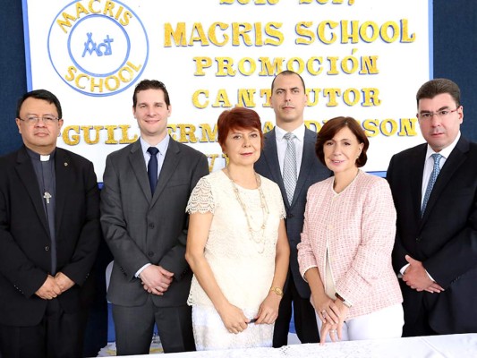 Entrega de títulos de la Macris School, generacion 2017