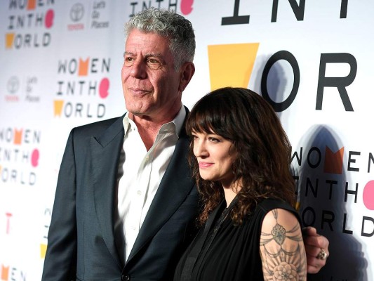 El chef junto a su novia, la italiana Asia Argento, quien a través de sus redes sociales dijo, 'Anthony dio todo de si mismo en todo lo que hizo. Su espíritu brillante y valiente tocó e inspiró a muchos y su generosidad no conocía límites. Era mi amor, mi roca, mi protector. Estoy más que devastada. Mis pensamientos están con su familia. Les pido que respeten su privacidad y la mía' compartió. El chef junto a su novia, la italiana Asia Argento, quien a través de sus redes sociales dijo, 'Anthony dio todo de si mismo en todo lo que hizo. Su espíritu brillante y valiente tocó e inspiró a muchos y su generosidad no conocía límites. Era mi amor, mi roca, mi protector. Estoy más que devastada. Mis pensamientos están con su familia. Les pido que respeten su privacidad y la mía' compartió.