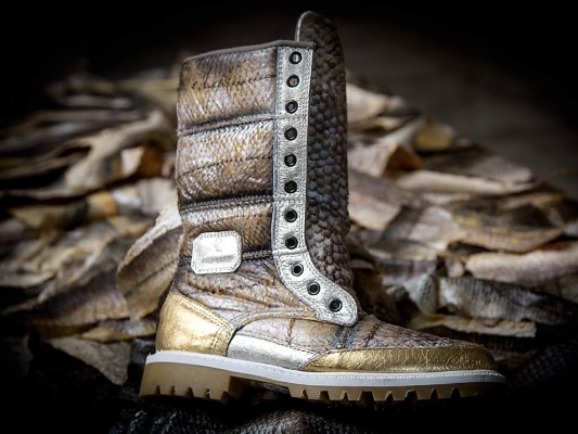 La piel de pescado, que usualmente es un desecho que los artesanos lanzan al mar, pasó a ser materia prima de diseños de calzado y accesorios que Pili ha convertido en un fashion statement La piel de pescado, que usualmente es un desecho que los artesanos lanzan al mar, pasó a ser materia prima de diseños de calzado y accesorios que Pili ha convertido en un fashion statement