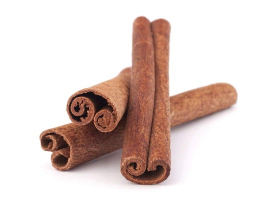 Canela. Si sufres de la temible caída de cabello, combátela con aceite de canela. Este ingrediente es conocido por sus poderes de estimulador de folículos. Frota un poco a lo largo de tu hairline para estimular el crecimiento.