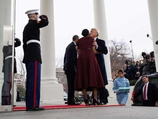 Melania sube la escalinata de la Casa Blanca mucho después de su marido