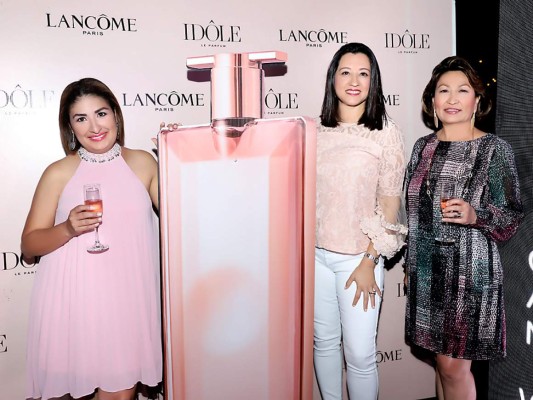 Rebeca Chacon, gerente de marca de Lancôme; Marisol de Pierrefeu, Gerente de Perfumería Magie y Marcia Vásquez, Gerente de Ventas en el lanzamiento de Idole
