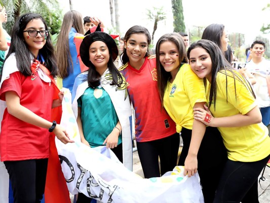 Con outfits inspirados en las selecciónes mundialistas, los seniors de La Estancia School, celebraron su entrance (fotos: Hector Hernández)