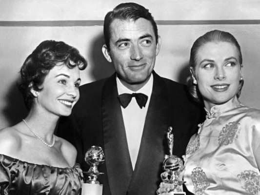 Jean Simmons, Gregory Peck y Grace Kelly en la 13 entrega de los Golden Globe Awards en 1956