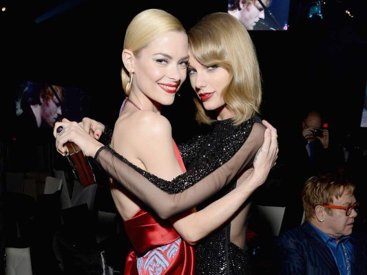 Taylor Swift es la madrina del bebé de su amiga Jaime King. Taylor Swift es la madrina del bebé de su amiga Jaime King.