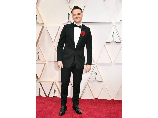 Charles Chapman impecable en un black tie. Sumó a su elección una rosa roja para acompañar su look