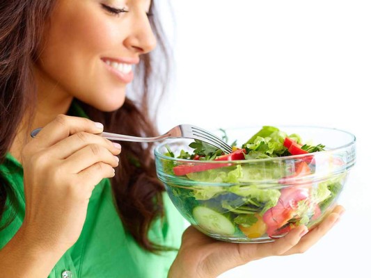 COME BIEN. Las comidas ricas en vitaminas y antioxidantes aumentan tus defensas. Añade a tu menú diario una buena dosis de naranjas, nueces, espinacas, pomelo. Consume también frutas silvestres como fresas, arándanos o moras, ricas en vitamina C, y que regulan los niveles de cortisol, la hormona que provoca estrés. Aumenta las ensaladas de vegetales, frutas y mucha agua, hidratarte es básico para mantenerte saludable.