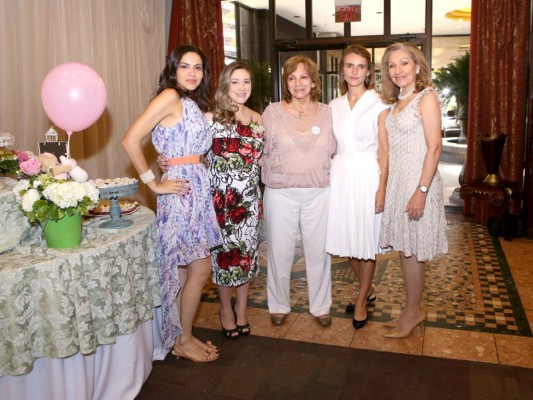 Melissa Valenzuela, la futura mamá Padla Morales con Aracely Boquín, Isabel y Victoria Chahín. Foto Alex Muñoz.