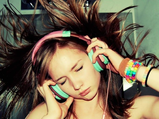 El tipo de música y el momento adecuado, puede marcar nuestras emociones, este es solo un dato curioso de muchos que tiene la música, te recomendamos veas nuestra galería para saber más.<br/>1-Sabias que tiene nombre cuando no se nos despega una melodía de la cabeza, el fenómeno EARWORM, nombrado así por los científicos, a las canciones que no podemos sacar de nuestra cabeza, también conocido al español como ''gusano auditivo'' o el síndrome de la canción pegada. <br/>existen muchas hipótesis pero no hay una razón en especifico del porque la contraemos.<br/>Expertos sostienen que el cerebro trata de mantenerse activo si esta ocioso y otros apuntan que intenta terminar algo inconcluso como una canción que ha escuchado por casualidad o recordado de forma repentina.
