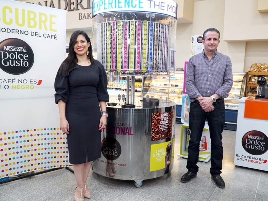Aida Ramos, gerente de marca Dolce Gusto y Elías Burbara de Comisariato Los Andes,en la presentación de Dolce Store Automática. Foto: Franklin Muñoz