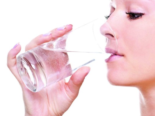 Toma mucha agua. Además de ser bueno para la dieta, es excelente para nuestra piel. Toma mucha agua. Además de ser bueno para la dieta, es excelente para nuestra piel.