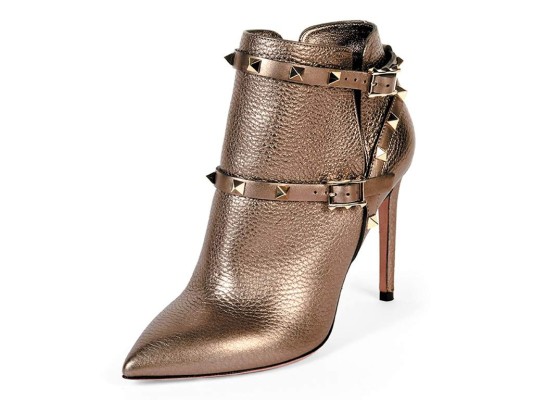 Bright style. De herencia roquera, Valentino impone sus booties con hebillas y estoperoles Bright style. De herencia roquera, Valentino impone sus booties con hebillas y estoperoles