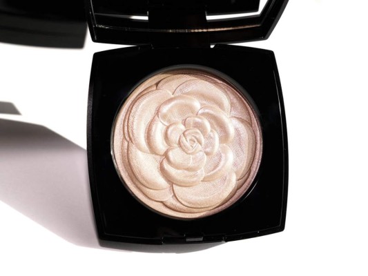 2. UTILIZA ILUMINADOR. A medida nos acercamos a los 30 la piel comienza a perder elasticidad, se vuelve más fina y se reduce su luminosidad natural. Afortunadamente puedes devolvérsela con un poco de iluminador que te favorecerá aplicar en los pómulos, el arco de la ceja, el hueco de la barbilla o el surco que se dibuja desde la nariz hasta la comisura de los labios.