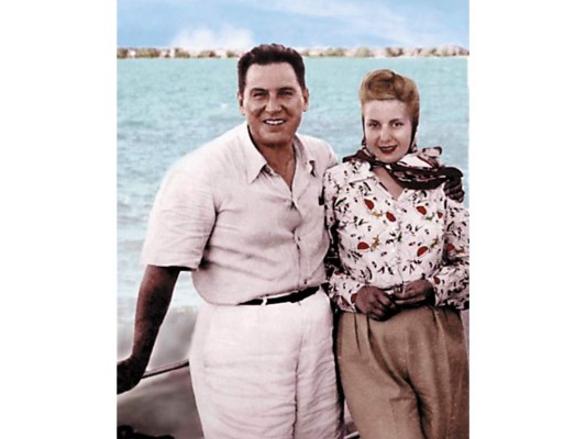 Evita nunca dejaba solo a Perón, lo acompañaba a todas partes. Evita nunca dejaba solo a Perón, lo acompañaba a todas partes.
