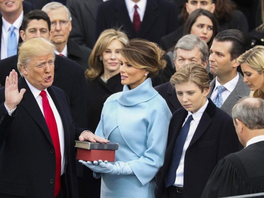Donald Trump es juramentado como el 45 presidente de Estados Unidos por John Roberts, presidente de la Corte Suprema de Justicia, ante la mirada de su esposa, Melania Trump