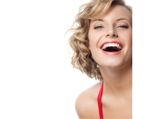 16. UTILIZA UN BLANQUEADOR PARA LOS DIENTES. No tienes que gastar una fortuna para conseguirlo, ahora existen muchos kits y productos de uso casero que te ayudarán a lucir una sonrisa más joven.