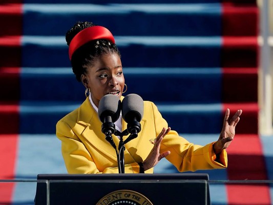 Para prepararse para escribir su poema, Amanda leyó a Winston Churchill para ayudar a comprender la retórica del poder; a Walt Whitman para inspirarse y al activista abolicionista Frederick Douglas para hablar del país con el que sueña. (Photo by Patrick Semansky / POOL / AFP)