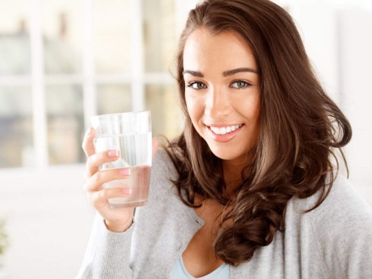 8 beneficios de tomar agua