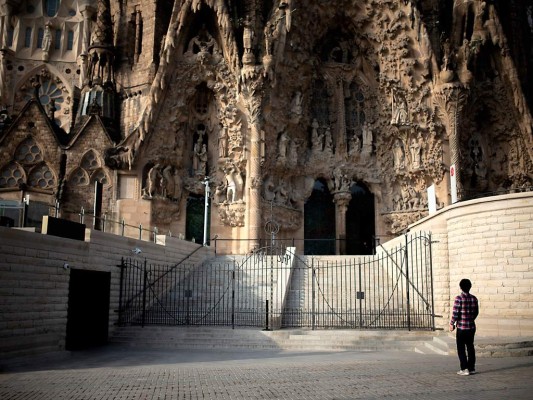 La icónica iglesia Sagrada Familia en Barcelona luce inusualmente vacía, sin feligreses ni turistas