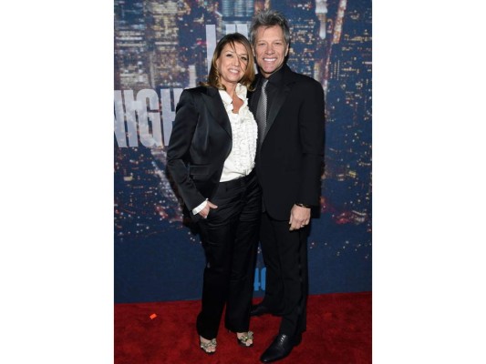 Jon Bon Jovi y Dorothea Hurley llevan 29 años casados. “Soy el visionario loco que tiene mil cosas volando, y a veces las costuras de esas cosas parecen soltarse. Ella es quien lleva el pegamento, el hilo y la aguja, y mantiene todo junto”, dijo.<br/>Dorothea, dijo que una de las razones por las que su matrimonio funciona es porque se trata de dos personas muy parecidas. Expresó: “De alguna manera, hacemos que funcione… Creo que funciona porque nos criamos en un mismo mundo. Crecimos de manera parecida y no en direcciones opuestas”.