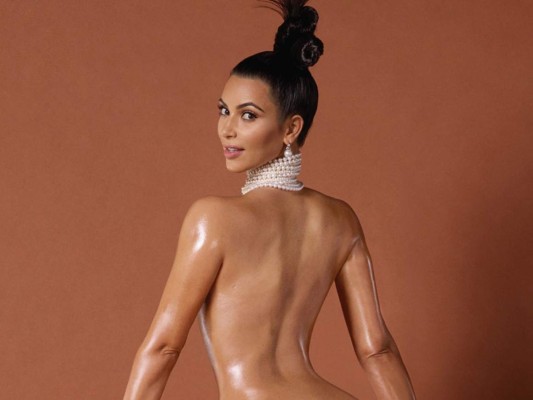 Kim Kardashian vuelve a compartir polémicas fotografías desnuda