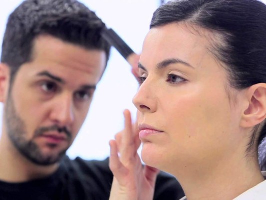 3. APLICA CORRECTOR. El corrector también se vuelve un imprescindible de tu lista de esenciales para disimular las ojeras.