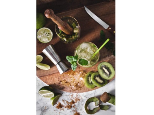 3. KIWI. Aunque difícilmente absorbe el alcohol, esta fruta tropical combina muy bien con vodka. Para las tardes calurosas prueba preparar también un delicioso Kiwi Mojito macerando en un mortero o mezclando en un procesador dos kiwis pelados con dos cucharadas de agave, cuatro hojas de menta, un toque de jugo de limón, azúcar morena y agregar dos onzas de ron claro y hielo.