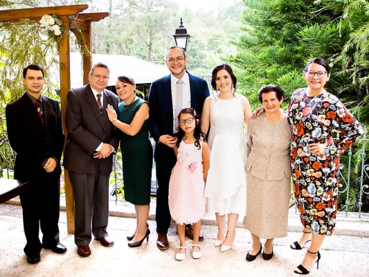 Los novios junto a Roberto, Carlos y Griselda Pinel, Valentina Flores, Elba Rivas y Andrea Carías