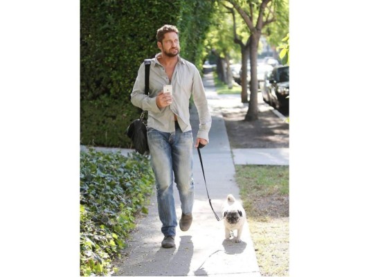 Gerard Butler y Lolita<br/><br/>Que la incondicionalidad de esos seres peludos con cuatro patas te haga celebrar el amor y la amistad de manera plena y feliz.