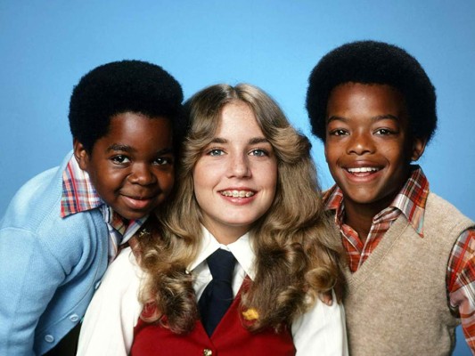 Los chicos de la serie Blanco y Negro. Sus tres protagonistas tuvieron serios problemas. Dos de ellos murieron jóvenes. El tercero, Todd Bridges, atravesó adicciones y cometió delitos varios. Gary Coleman luchó contra la enfermedad y contra el olvido. Dana Plato se quebró y la adicción la atrapó, y la empujó al abismo. Ella fue otra que murió de sobredosis.