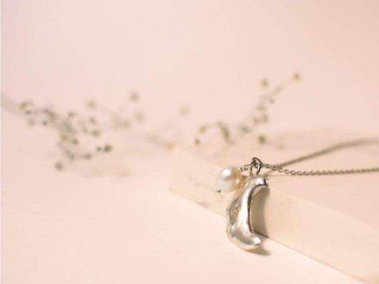 Dijes, que puedes intercambiarlos con cadenas cortas, largas, hilos de seda, cueros dependiendo de tu outfit