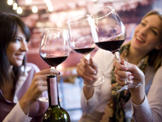 Cuando nos proponemos bajar de peso, no hay nada mejor que beber agua, sin embargo, hay ocasiones en las que nos morimos de ganas por probar una copa de vino o nuestro coctel favorito, pero tenemos miedo que intervenga en nuestra dieta y nos hagan ganar unas cuantas libritas de mas. Por eso hoy te traemos una lista de bebidas alcohólicas con bajo contenido calórico para que disfrutes sin miedo a ganar peso de más.