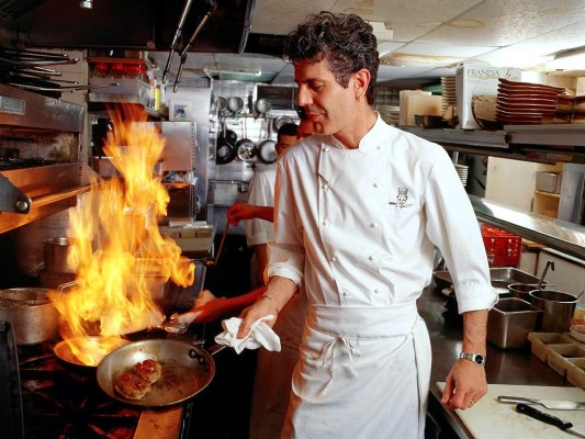 En 2005, su programa 'No Reservations' comenzó a emitirse en Travel Channel, con el que se hizo popular rápidamente. El público disfrutaba el show con sus viajes por todo el mundo descubriendo nuevos platos y bebidas y con el que ganó dos premios Emmy. En 2005, su programa 'No Reservations' comenzó a emitirse en Travel Channel, con el que se hizo popular rápidamente. El público disfrutaba el show con sus viajes por todo el mundo descubriendo nuevos platos y bebidas y con el que ganó dos premios Emmy.
